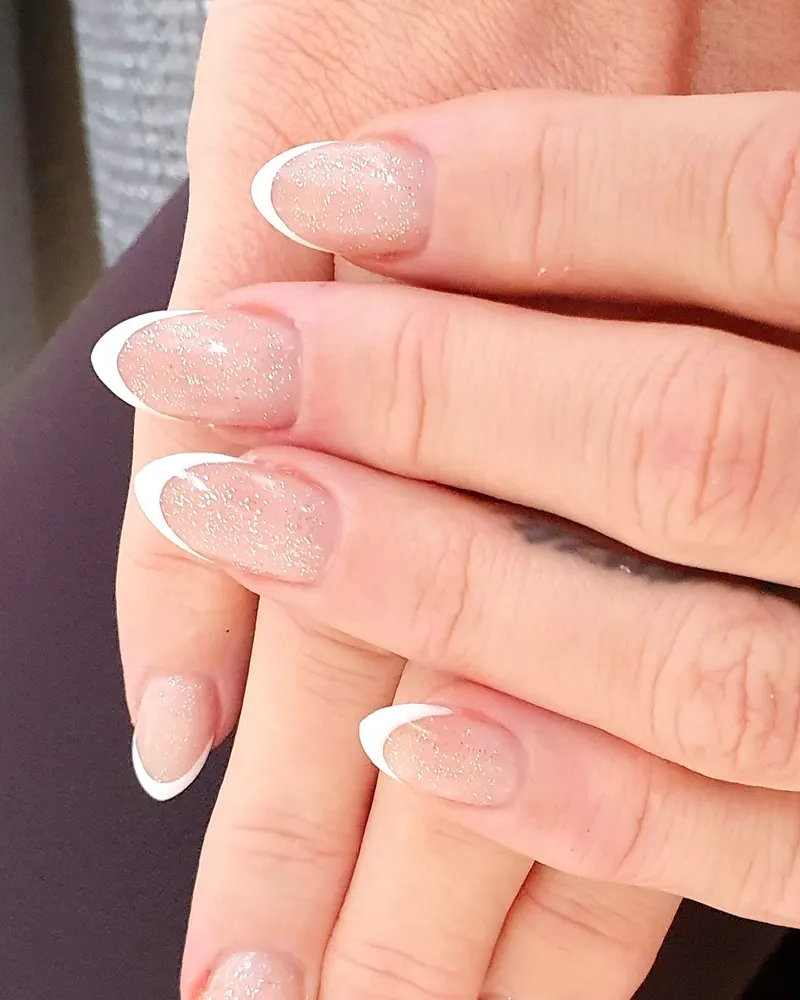 Glitzernde Modellage mit weißer French-Spitze