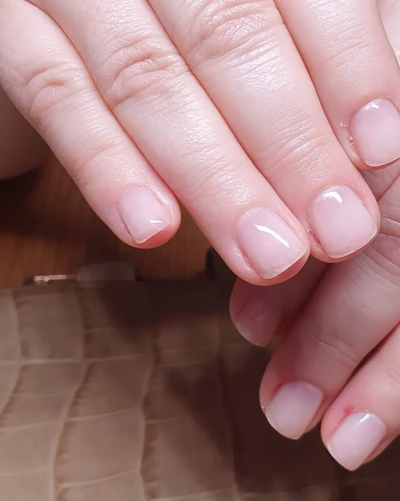 Milchig-rosa Nägel, kurz und natürlich