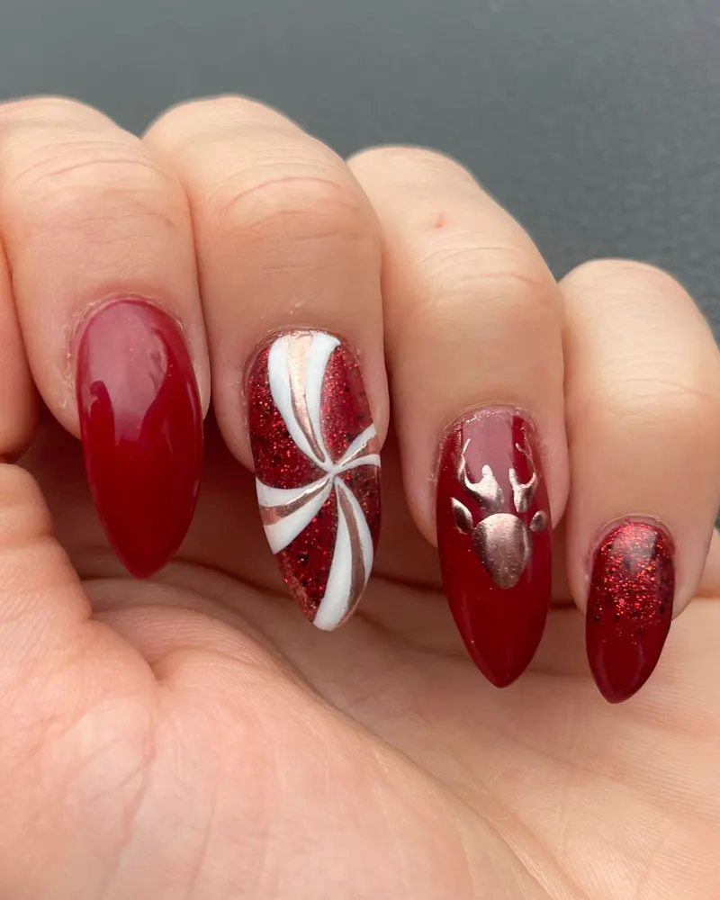 Weihnachtliche Nail-Art in Rot mit Zuckerstange und Rentier